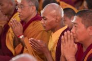 Монахи слушают наставления Его Святейшества Далай-ламы во время посвящения Ямантаки 13-ти божеств. Бодхгая, штат Бихар, Индия. 19 января 2018 г. Фото: Мануэль Бауэр.