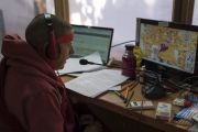 Переводчик на испанский язык во время посвящения одиночного Ямантаки, даруемого Его Святейшеством Далай-ламой. Бодхгая, штат Бихар, Индия. 21 января 2018 г. Фото: Лобсанг Церинг.