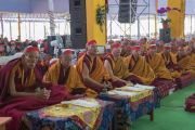 Старшие монахи в красных ритуальных повязках слушают наставления Его Святейшества Далай-ламы во время посвящения одиночного Ямантаки. Бодхгая, штат Бихар, Индия. 21 января 2018 г. Фото: Лобсанг Церинг.