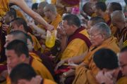 Монахи раздают освященную воду верующим в ходе посвящения одиночного Ямантаки, даруемого Его Святейшеством Далай-ламой. Бодхгая, штат Бихар, Индия. 21 января 2018 г. Фото: Лобсанг Церинг.