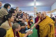 Его Святейшество Далай-лама приветствует верующих по прибытии на площадку для проведения учений «Калачакра Майдан». Бодхгая, штат Бихар, Индия. 21 января 2018 г. Фото: Лобсанг Церинг.