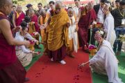 Тайки рассыпают цветочные лепестки у ног Его Святейшества Далай-ламы, направляющегося в храм Ват Па Буддхагая Ванарам. Бодхгая, штат Бихар, Индия. 25 января 2018 г. Фото: Тензин Чойджор.