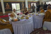 Его Святейшество Далай-лама обедает с организаторами его визита в храм Ват Па Буддхагая Ванарам. Бодхгая, штат Бихар, Индия. 25 января 2018 г. Фото: Тензин Чойджор.