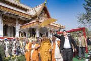 Его Святейшество Далай-лама и тайские монахи совершают обход вокруг храма тайского общества «Бхарат» Ват Па Буддхагая Ванарам. Бодхгая, штат Бихар, Индия. 25 января 2018 г. Фото: Тензин Чойджор.