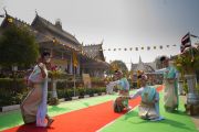 Тайские танцовщицы приветствуют своим выступлением Его Святейшество Далай-ламу, прибывшего на открытие храма Ват Па Буддхагая Ванарам. Бодхгая, штат Бихар, Индия. 25 января 2018 г. Фото: Тензин Чойджор.