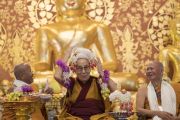 Его Святейшество Далай-лама шутливо надевает себе на голову цветочные гирлянды во время открытия храма Ват Па Буддхагая Ванарам. Бодхгая, штат Бихар, Индия. 25 января 2018 г. Фото: Тензин Чойджор.