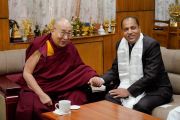 Его Святейшество Далай-лама и главный министр штата Химачал-Прадеш Джай Рам Такур во время встречи в Дхарамсале. Дхарамсала, Индия. 1 февраля 2018 г. Фото: дост. Тензин Джампель.