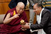 Его Святейшество Далай-лама объясняет главному министру штата Химачал-Прадеш Джай Раму Такуру значение восьми благоприятных символов, преподнесенных ему во время встречи в Дхарамсале. Дхарамсала, Индия. 1 февраля 2018 г. Фото: дост. Тензин Джампель.
