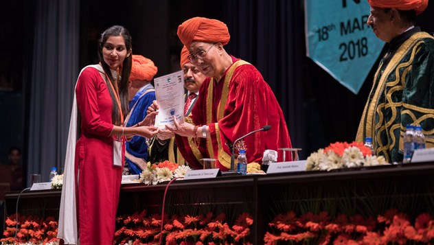 Далай-лама принял участие в первой церемонии вручения дипломов в Центральном университете Джамму