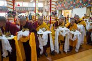 Монахини совершают подношение статуэток Будды во время молебна о долгой жизни Его Святейшества Далай-ламы, организованного в главном тибетском храме. Дхарамсала, Индия. 1 марта 2018 г. Фото: Тензин Чойджор.
