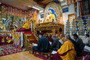 Его Святейшество Далай-лама во время подношения молебна о долгой жизни, организованного монахинями пяти основных школ тибетского буддизма. Дхарамсала, Индия. 1 марта 2018 г. Фото: Тензин Чойджор.