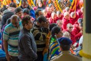 Индийцы, прибывшие из разных уголков страны, стараются поближе увидеть Его Святейшество Далай-ламу во время учений, организованных по случаю Дня чудес. Дхарамсала, Индия. 2 марта 2018 г. Фото: Тензин Чойджор.