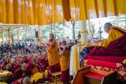 Мастер ритуального пения совершает подношение мандалы Его Святейшеству Далай-ламе перед началом учений по случаю Дня чудес. Дхарамсала, Индия. 2 марта 2018 г. Фото: Тензин Чойджор.