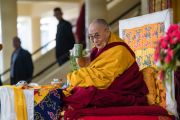 Его Святейшество Далай-лама пьет чай перед началом учений по случаю Дня чудес. Дхарамсала, Индия. 2 марта 2018 г. Фото: Тензин Чойджор.
