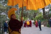 Его Святейшество Далай-лама направляется из своей резиденции в главный тибетский храм, чтобы даровать учения по случаю Дня чудес. Дхарамсала, Индия. 2 марта 2018 г. Фото: Тензин Чойджор.