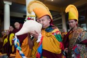 Протяжной мелодией традиционной белой раковины монах возвещает о прибытии Его Святейшества Далай-ламы в главный тибетский храм. Дхарамсала, Индия. 2 марта 2018 г. Фото: Тензин Чойджор.
