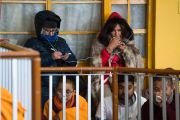 Некоторые из нескольких тысяч иностранцев, собравшихся в главном тибетском храме, слушают перевод учений Его Святейшества Далай-ламы, организованных по случаю Дня чудес. Дхарамсала, Индия. 2 марта 2018 г. Фото: Тензин Чойджор.