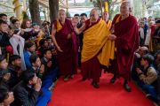 Его Святейшество Далай-лама приветствует верующих по прибытии в главный тибетский храм. Дхарамсала, Индия. 2 марта 2018 г. Фото: Тензин Чойджор.