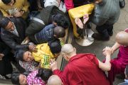 Возвращаясь в свою резиденцию по завершении первого дня XXXIII конференции института «Ум и жизнь», Его Святейшество Далай-лама приветствует верующих, ожидавших его во дворе главного тибетского храма. Дхарамсала, Индия. 12 марта 2018 г. Фото: Тензин Чойджор.