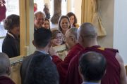 Во время перерыва между сессиями первого дня XXXIII конференции института «Ум и жизнь» Его Святейшество Далай-лама приветствует верующих, собравшихся в главном тибетском храме. Дхарамсала, Индия. 12 марта 2018 г. Фото: Тензин Чойджор.