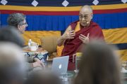 Его Святейшество Далай-лама комментирует доклад Ричарда Дэвидсона во время первого дня XXXIII конференции института «Ум и жизнь». Дхарамсала, Индия. 12 марта 2018 г. Фото: Тензин Чойджор.