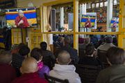 Некоторые из более чем 300 слушателей, расположившихся на веранде главного тибетского храма, во время трансляции выступления Его Святейшества Далай-ламы. Дхарамсала, Индия. 12 марта 2018 г. Фото: Тензин Чойджор.