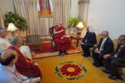 Его Святейшество Далай-лама беседует с организаторами и другими почетными гостями перед началом торжественного открытия 92-й ежегодной встречи Ассоциации индийских университетов. Сарнатх, штат Уттар-Прадеш, Индия. 19 марта 2018 г. Фото: Джереми Рассел.