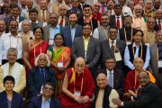 Его Святейшество Далай-лама и вице-канцлеры фотографируются по завершении торжественного открытия 92-й ежегодной встречи Ассоциации индийских университетов в Центральном институте высшей тибетологии. Сарнатх, штат Уттар-Прадеш, Индия. 19 марта 2018 г. Фото: Лобсанг Церинг.