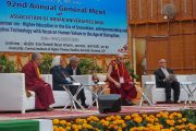 Его Святейшество Далай-лама выступает с обращением во время торжественного открытия 92-й ежегодной встречи Ассоциации индийских университетов в Центральном институте высшей тибетологии. Сарнатх, штат Уттар-Прадеш, Индия. 19 марта 2018 г. Фото: Джереми Рассел.