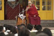 Во время встречи в главном тибетском храме Его Святейшество Далай-лама дарует наставления членам коллективов тибетской оперы (Лхамо) из Индии и Непала, принимающих участие в фестивале тибетской оперы Шотон. Дхарамсала, Индия. 21 апреля 2018 г. Фото: Лхакпа Кьизом.