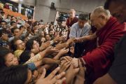 По завершении публичной лекции «Счастье и жизнь без стресса», организованной в Индийском институте технологий, Его Святейшество Далай-лама пожимает руки слушателям. Нью-Дели, Индия. 24 апреля 2018 г. Фото: Тензин Чойджор.