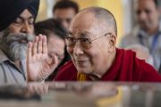 Его Святейшество Далай-лама машет рукой слушателям, перед тем как покинуть Индийский институт технологий по завершении публичной лекции «Счастье и жизнь без стресса». Нью-Дели, Индия. 24 апреля 2018 г. Фото: Тензин Чойджор.