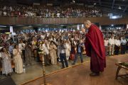 Его Святейшество Далай-лама приветствует более 1500 слушателей, собравшихся в Индийском институте технологий. Нью-Дели, Индия. 24 апреля 2018 г. Фото: Тензин Чойджор.