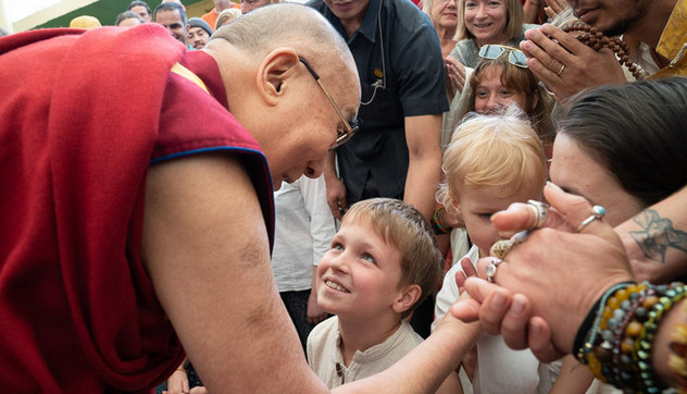 Далай-лама встретился с иностранными туристами