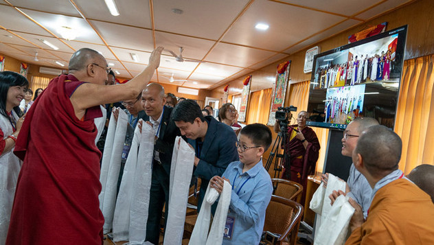 Далай-лама побеседовал с вьетнамскими предпринимателями, художниками и интеллектуалами