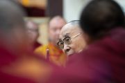 Его Святейшество Далай-лама дает комментарии во время первой сессии диалога между российскими учеными и буддийскими учеными-философами. Дхарамсала, Индия. 3 мая 2018 г. Фото: Тензин Чойджор.
