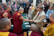 Его Святейшество Далай-лама приветствует ученых в начале диалога, организованного в главном тибетском храме. Дхарамсала, Индия. 3 мая 2018 г. Фото: Тензин Чойджор.