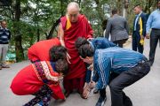 Члены одной индийской семьи выражают почтение Его Святейшеству Далай-ламе, направляющемуся в главный тибетский храм, чтобы принять участие в диалоге между российскими учеными и буддийскими учеными-философами. Дхарамсала, Индия. 3 мая 2018 г. Фото: Тензин Чойджор.