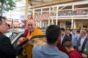 Его Святейшество Далай-лама улыбается верующим, перед тем как вернуться в свою резиденцию по завершении благословения на практику шестислоговой мантры Авалокитешвары. Дхарамсала, Индия. 16 мая 2018 г. Фото: Тензин Пунцог.