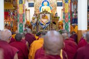 Его Святейшество Далай-лама дарует благословение на практику шестислоговой мантры Авалокитешвары в главном тибетском храме. Дхарамсала, Индия. 16 мая 2018 г. Фото: Тензин Пунцог.