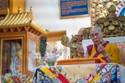 Его Святейшество Далай-лама дарует благословение на практику шестислоговой мантры Авалокитешвары в главном тибетском храме. Дхарамсала, Индия. 16 мая 2018 г. Фото: Тензин Пунцог.