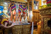 По прибытии в главный тибетский храм Его Святейшество Далай-лама молится у мандалы Авалокитешвары. Дхарамсала, Индия. 16 мая 2018 г. Фото: Тензин Пунцог.