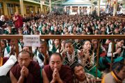 Тибетские школьники, собравшиеся во дворе главного тибетского храма, чтобы получить благословение на практику шестислоговой мантры Авалокитешвары от Его Святейшества Далай-ламы. Дхарамсала, Индия. 16 мая 2018 г. Фото: Тензин Пунцог.