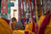 Старшие монахи, сидящие на сцене во время дарования Его Святейшеством Далай-ламой благословения на практику шестислоговой мантры Авалокитешвары. Дхарамсала, Индия. 16 мая 2018 г. Фото: Тензин Пунцог.