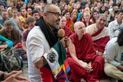 Один из участников встречи задает вопрос Его Святейшеству Далай-ламе. Дхарамсала, Индия. 19 мая 2018 г. Фото: Тензин Чойджор.