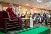 Его Святейшество Далай-лама отвечает на вопросы во время встречи с буддистами из Вьетнама. Дхарамсала, Индия. 21 мая 2018 г. Фото: Тензин Чойджор.