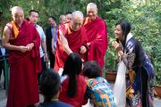 Его Святейшество Далай-лама приветствует в своей резиденции организаторов видеоконференции с группами из Вьетнама. Дхарамсала, Индия. 21 мая 2018 г. Фото: Тензин Чойджор.