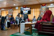Его Святейшество Далай-лама приветствует буддистов из Ханоя, Хошимина и Хайфона, принимающих участие во встрече посредством видеоконференции. Дхарамсала, Индия. 21 мая 2018 г. Фото: Тензин Чойджор.