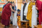 По прибытии в зал собраний своей резиденции Его Святейшество Далай-лама приветствует буддистов из Вьетнама. Дхарамсала, Индия. 21 мая 2018 г. Фото: Тензин Чойджор.