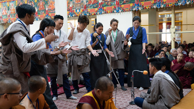 Далай-лама завершил учения для тибетских школьников и студентов